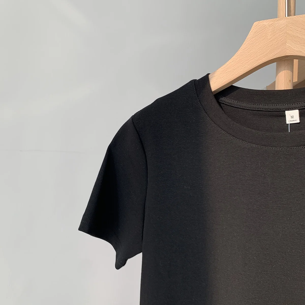 夏のTシャツで悩むなら、美シルエットの半袖Tシャツは本当に選ばれる理由は？