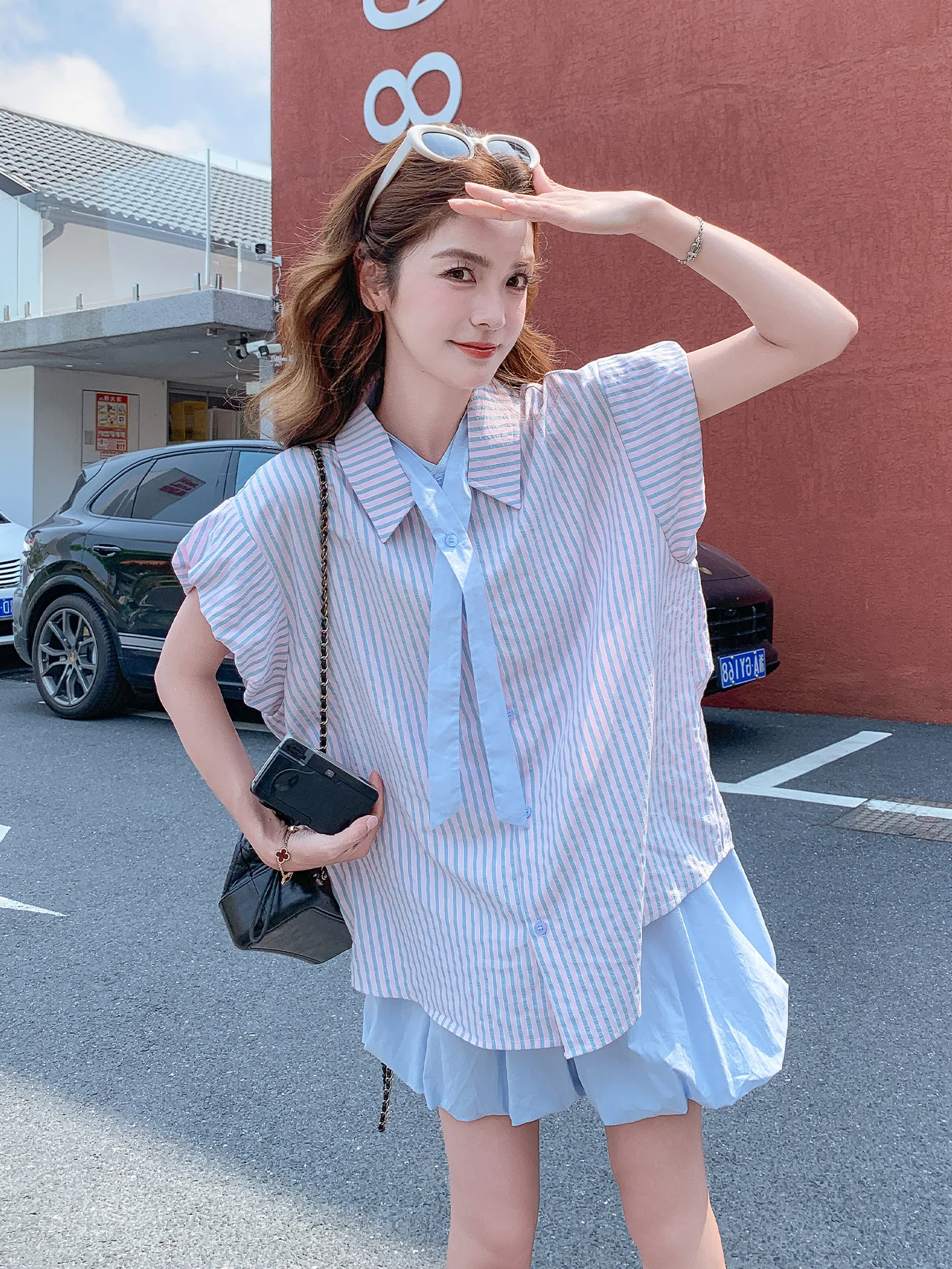 ボーイッシュ女子が「かっこいい」になるための1つのコツは？ブルーの学院風トレンドコーデで自然にスタイルを完成
