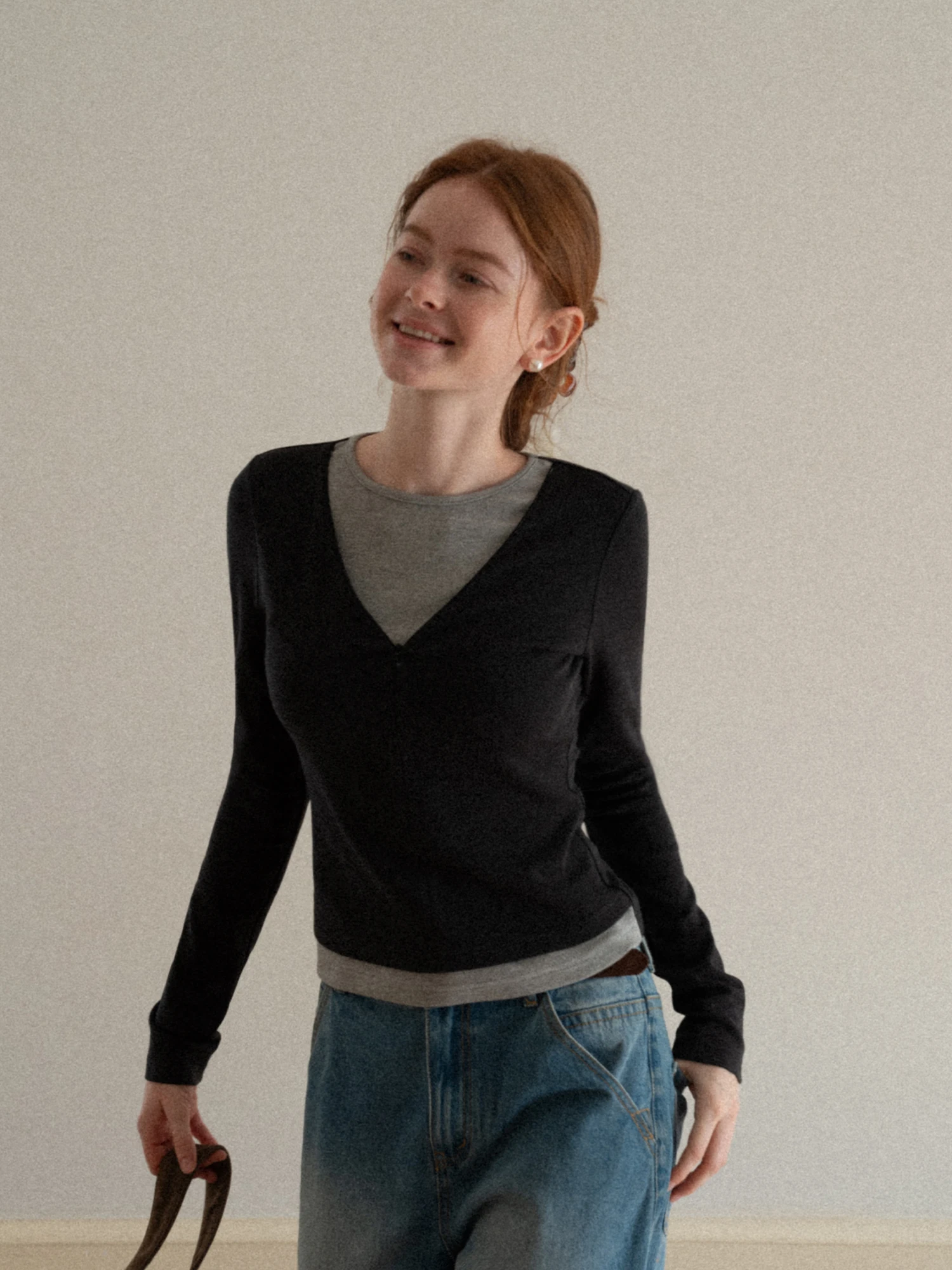 重ね着風のTシャツで女性らしさを演出：ラウンドネックスリムフィットグレーの着こなしガイド