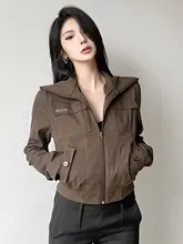 レトロデザインのポケット付きジップアップショートジャケット【ブラウン・立ち襟・細身効果】