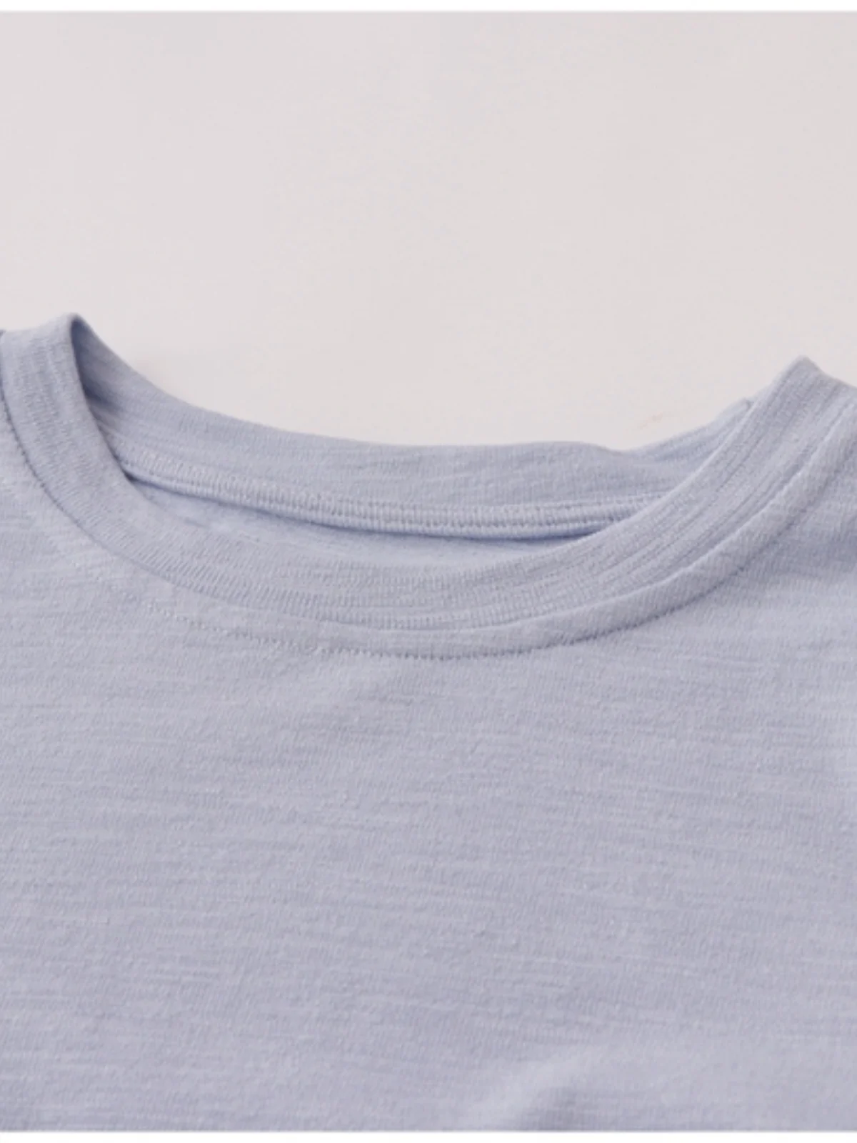 レース花柄のTシャツを重ね着に使うのはどうする？リアルな着こなしのコツとおすすめの選び方