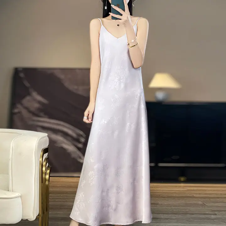 セクシーVネックのアイスシルクキャミソールドレス【薄手・春秋季用・シンプルデザイン】