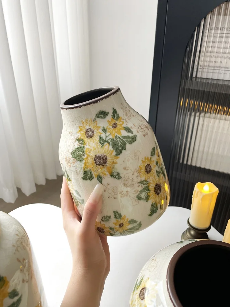 ヴィンテージ風陶製花瓶：ドライフラワーを台面に飾るための最適な花器選定
