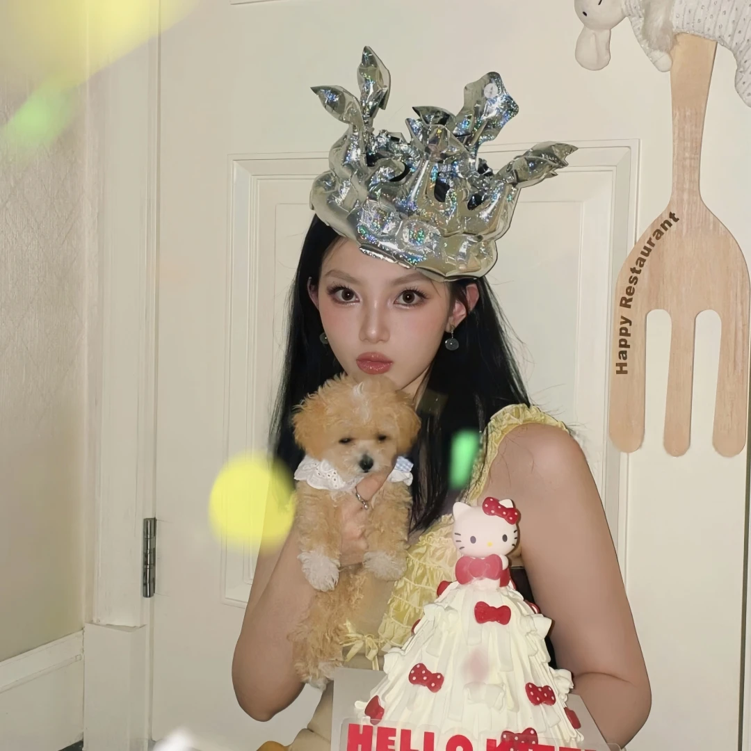 シルバークラウンバルーンバースデーハット：誕生日パーティーやパレードで使える王女・王様デザインの装飾ハット