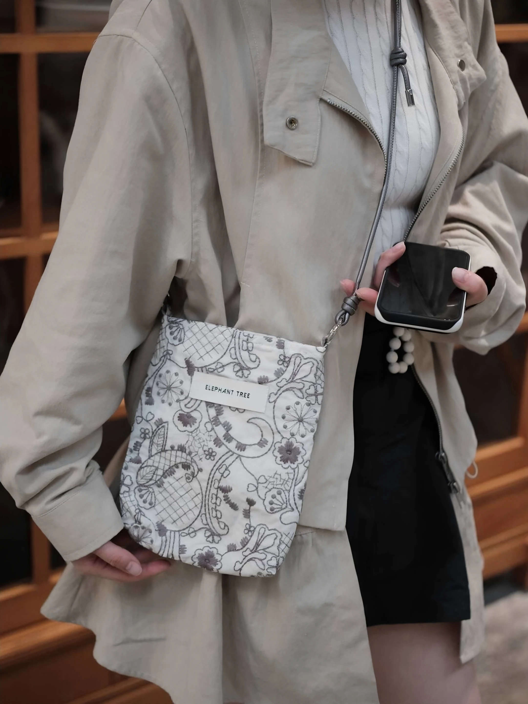 透かし編み バッグ のデザインと実用性：華やかな刺繍のワンショルダースマホバッグ