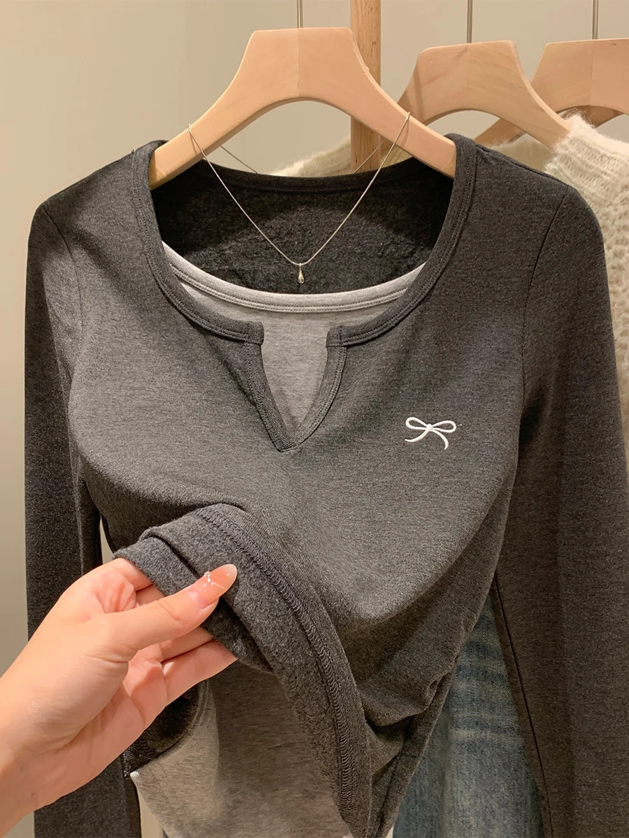 カラー切替デザインの長袖保温インナーシャツ：黒ジャケットインナーの色選びにおける実用性と機能性