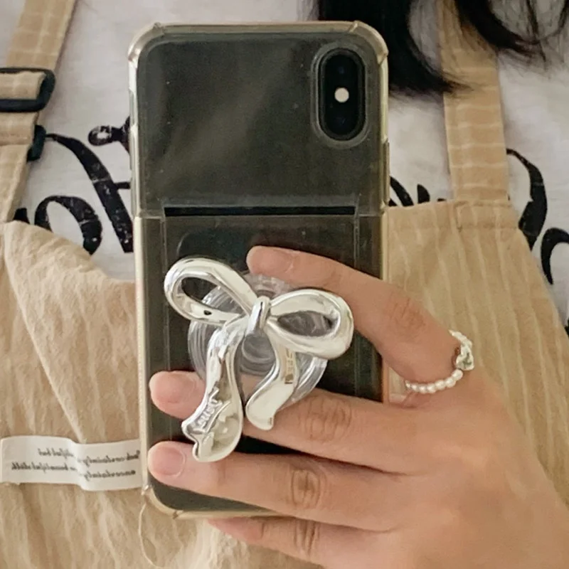 ガジェットマニアックが選ぶ、Y2K風の蝶結びスマホスタ  ンドは本当に面白い？