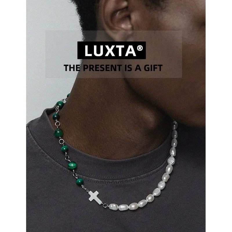 キラキラネックレスを男性に選ぶべき理由は？LUXTAの天然パールとタイガーアイ十字架が答えを示す