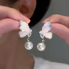 水晶ブルーのバタフライパールイヤリング【ユニークなデザイン・高級感ある耳飾り】