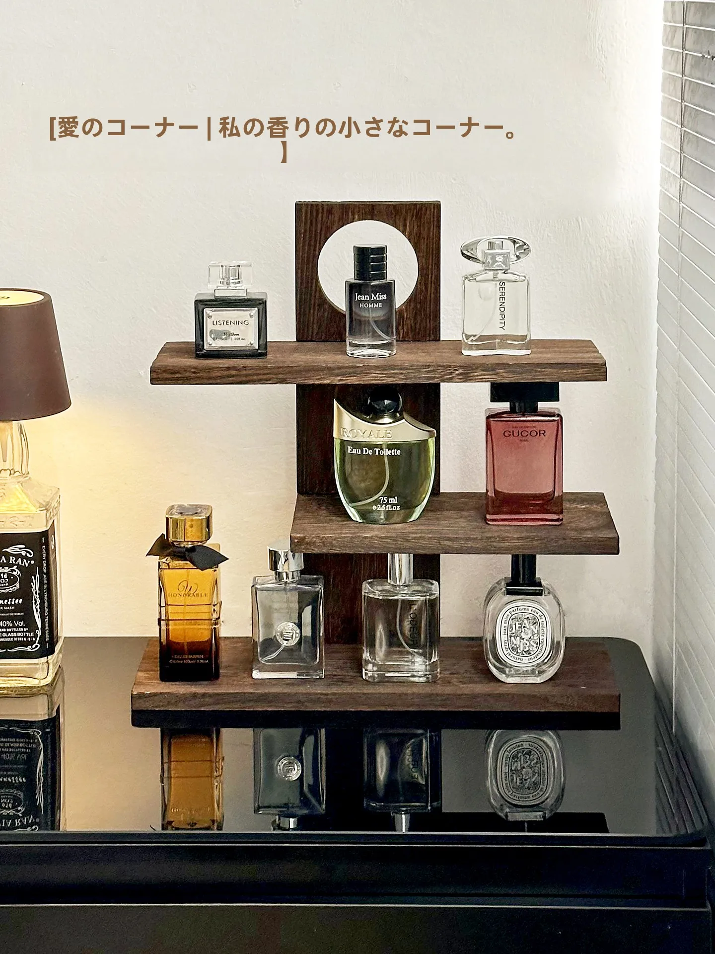 高級感溢れる木製化粧品収納ラック：40代女性向けのおしゃれな収納ソリューション