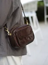 シンプルなデザインのレザーショルダーバッグ【男女兼用・カジュアル・英国風】