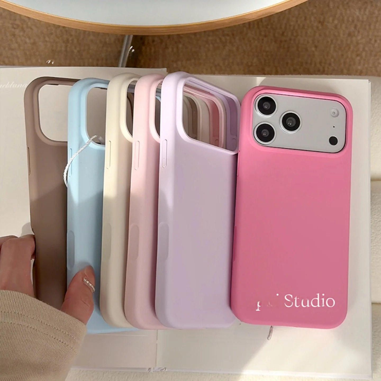 シリコンスマホケースは通気性と見た目で選ぶべき？シンプルなデザインが日常を彩る理由