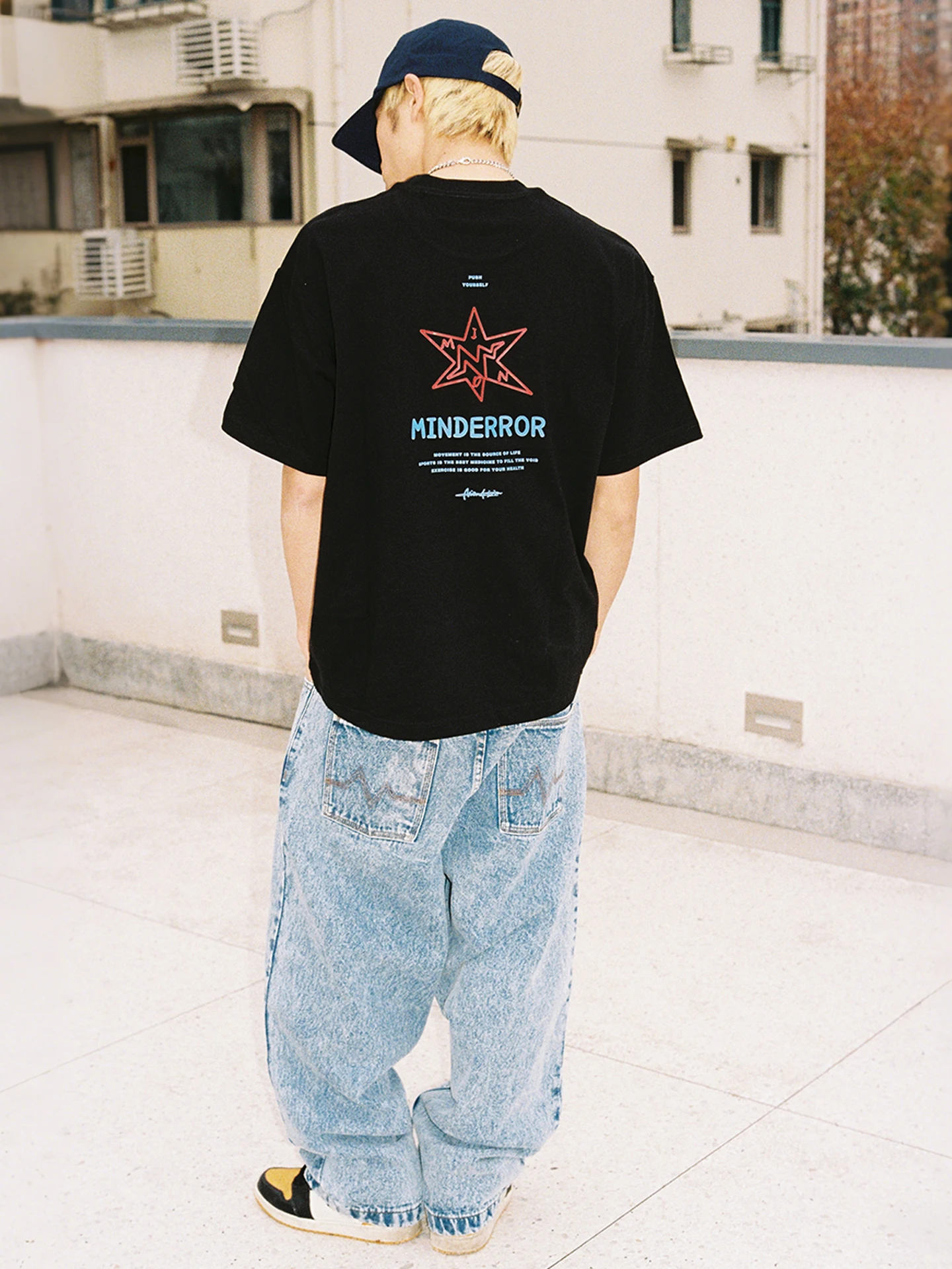 夏のメンズTシャツで迷うなら、赤い星柄が救う理由は？