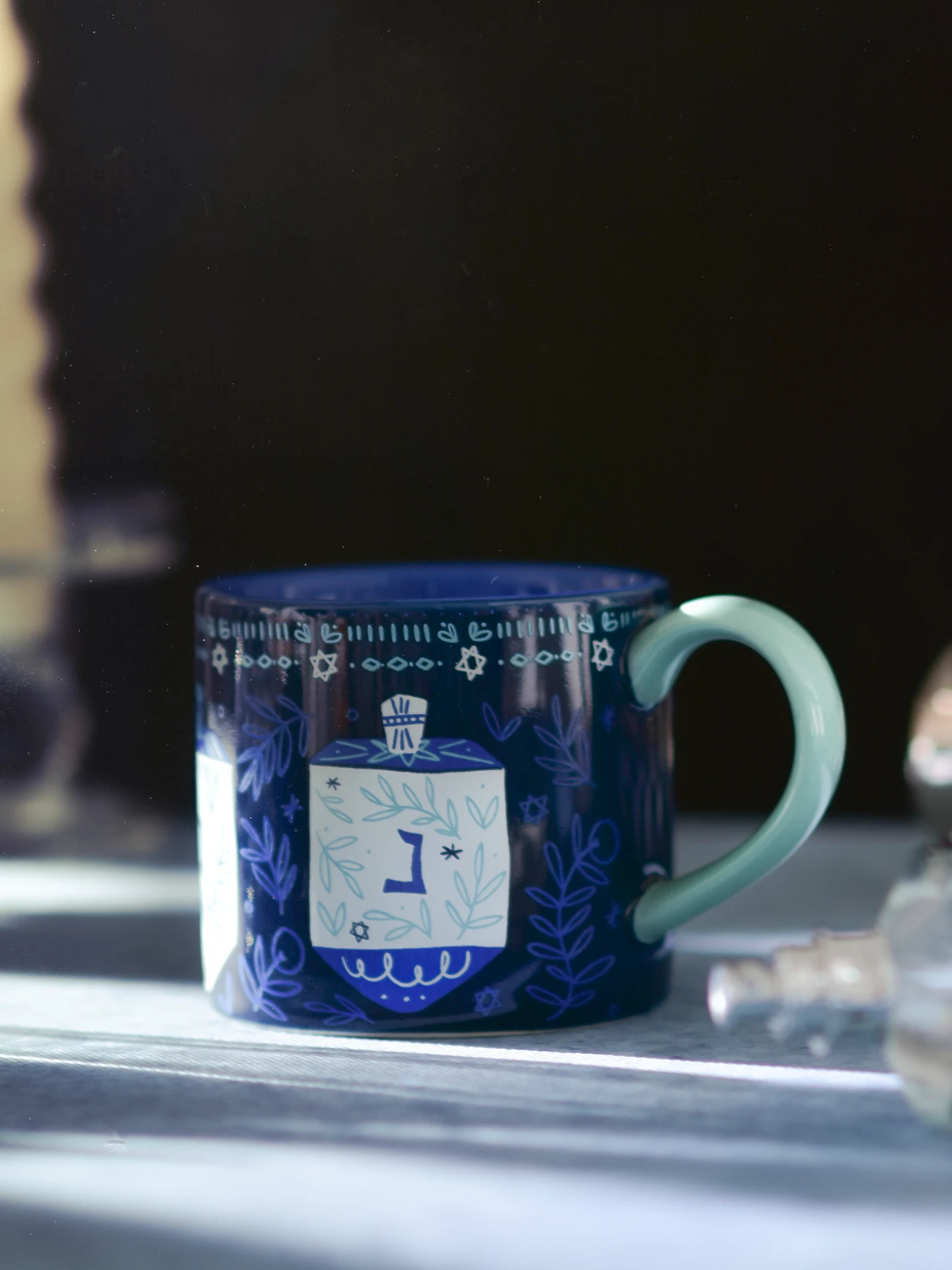 クリエイティブなデザインの陶器マグカップ：家庭・オフィスでコーヒーを楽しむための実用性と耐久性