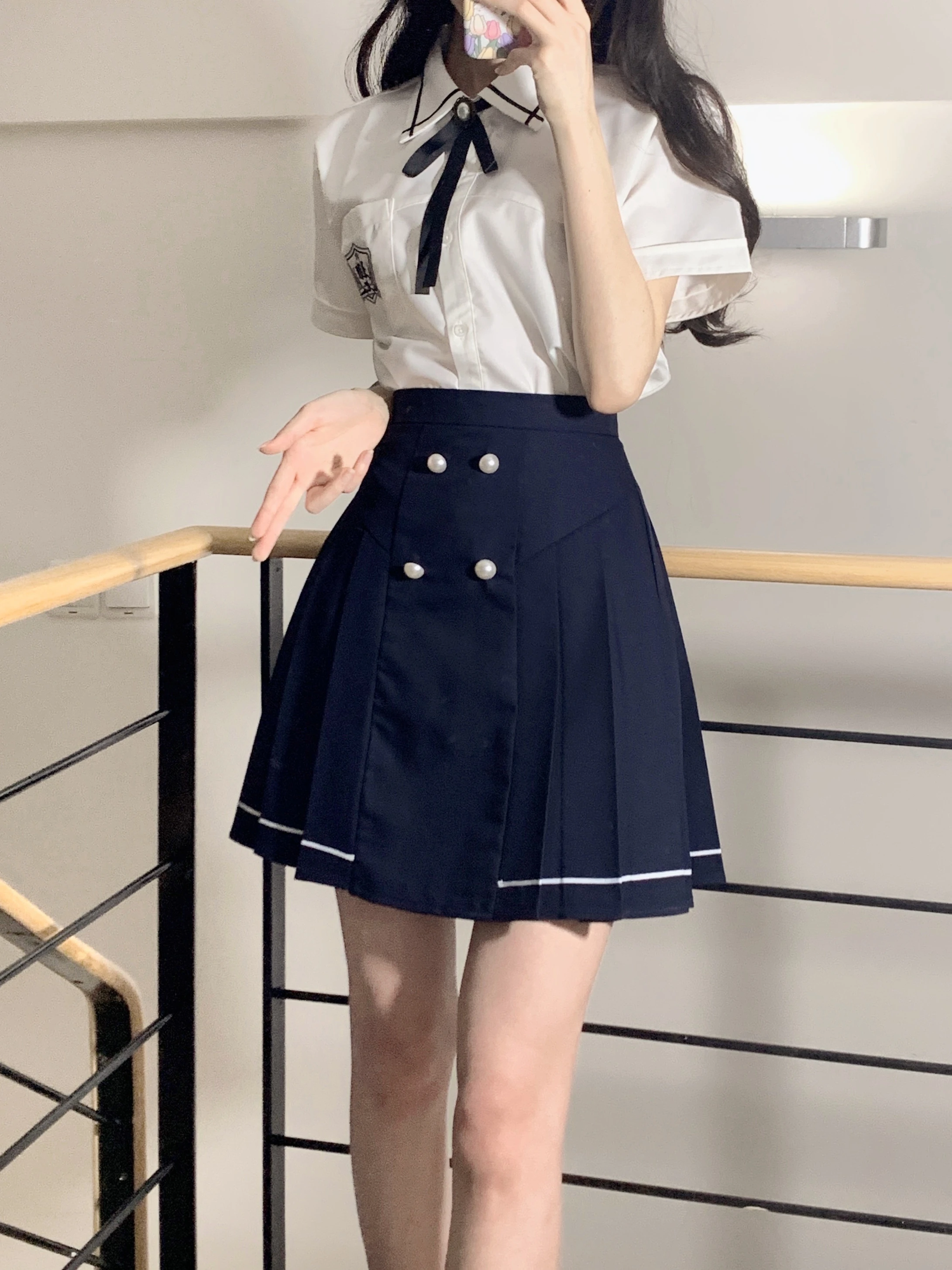 車厘子JKオリジナル学生制服セット：白シャツとプリーツスカートのデザインと実用性