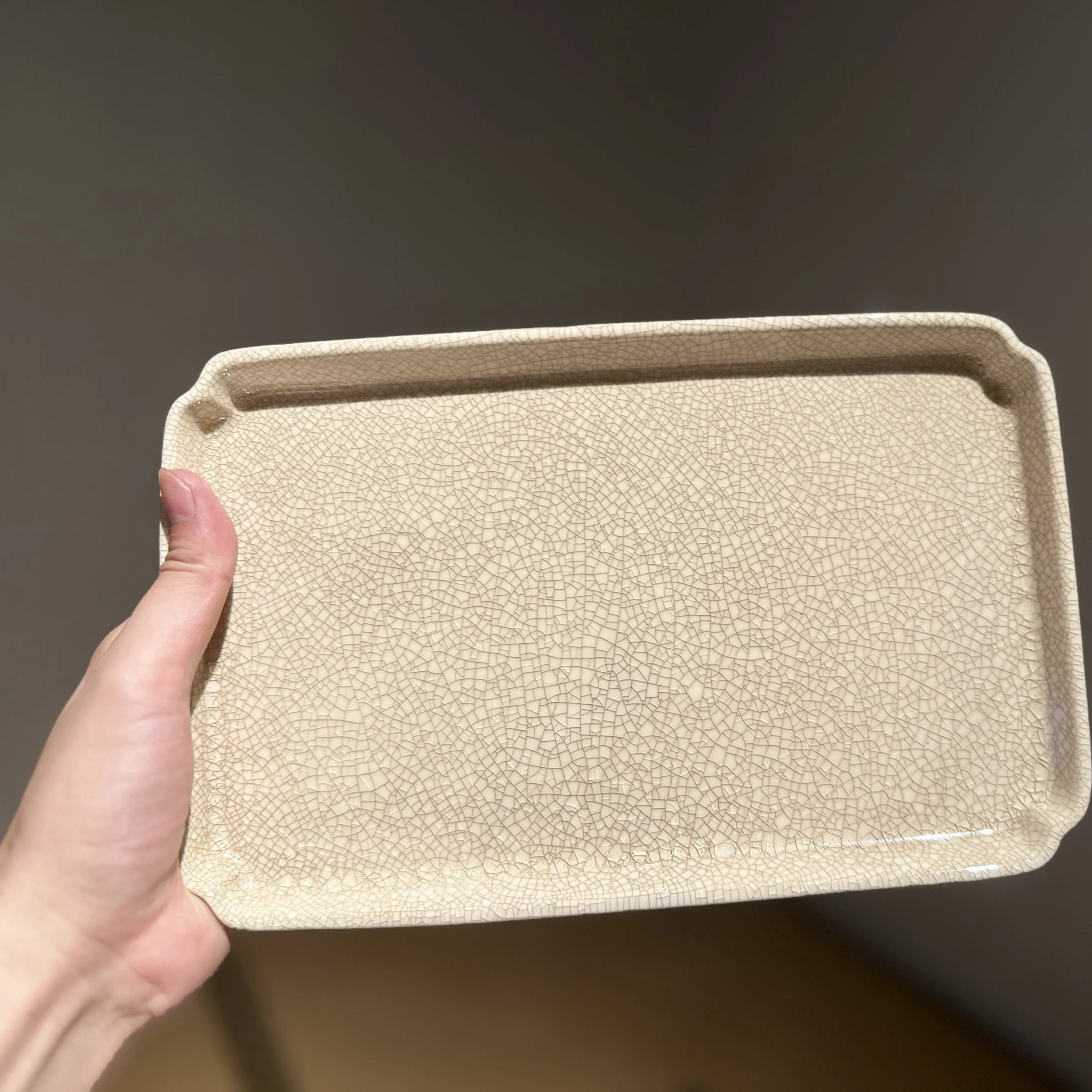 80年代風の茶器：一善茶道のイエロー釉薬四方壺承が女性に与える美と機能のバランス