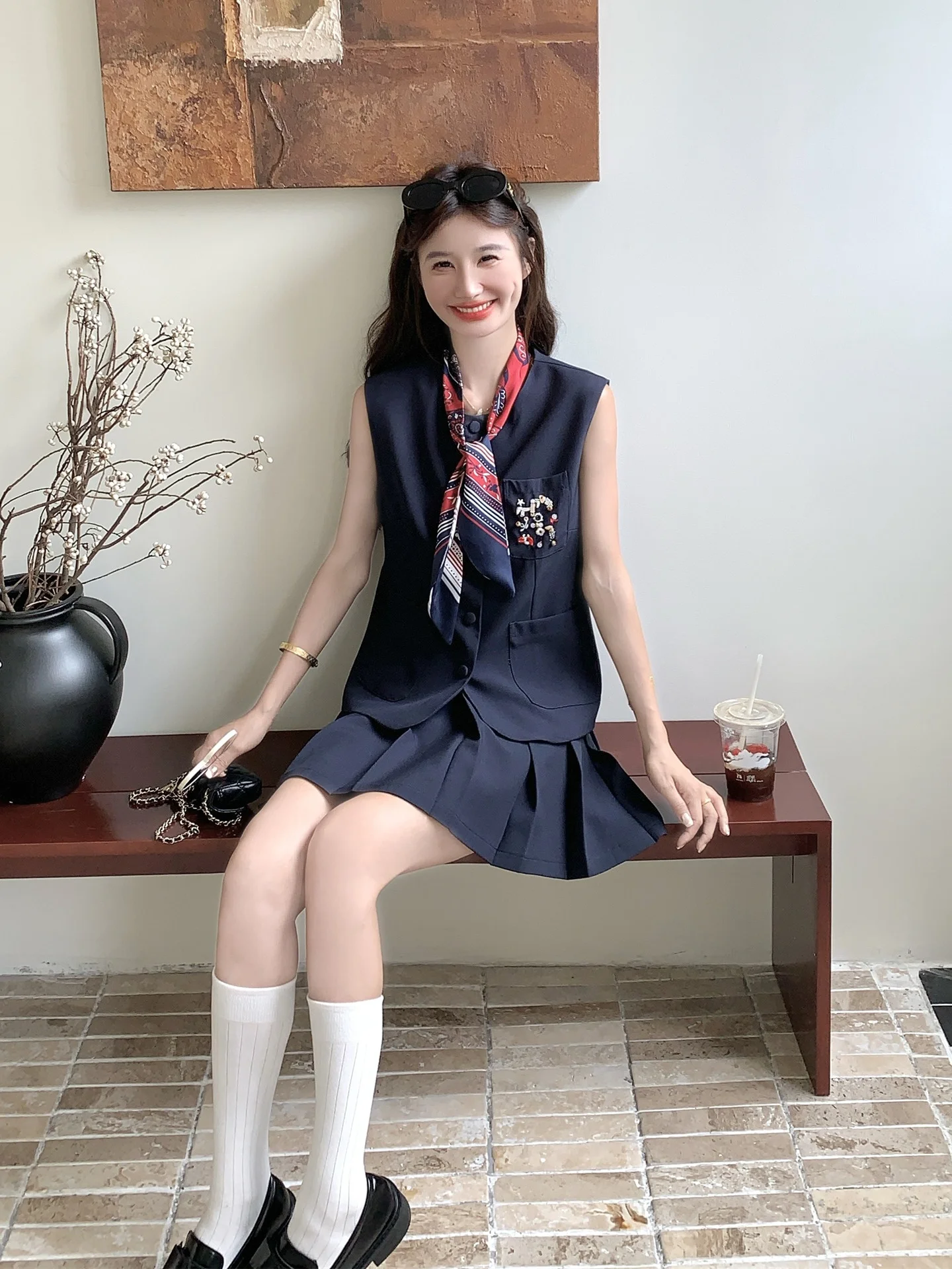 深い青の韓国風JK制服ベストとプリーツスカート：大学生合コンに最適な夏用セットアップの選び方