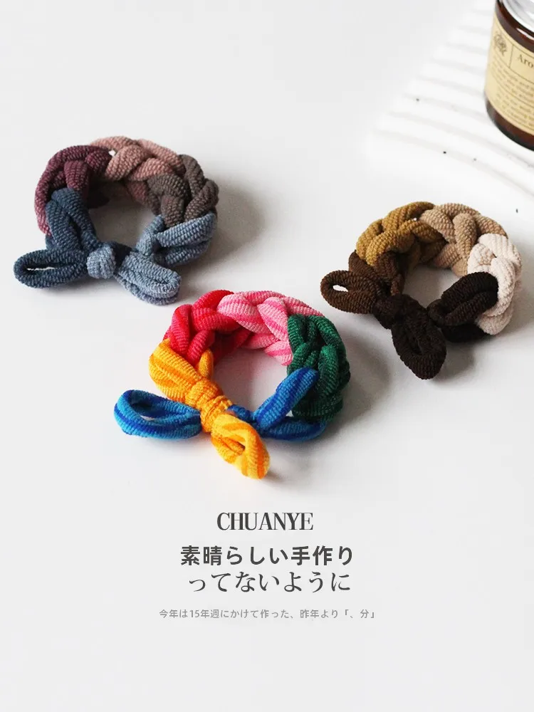 崩れにくいヘアアレンジを実現するには、ゴムだけのシンプルなまとめ髪が鍵？