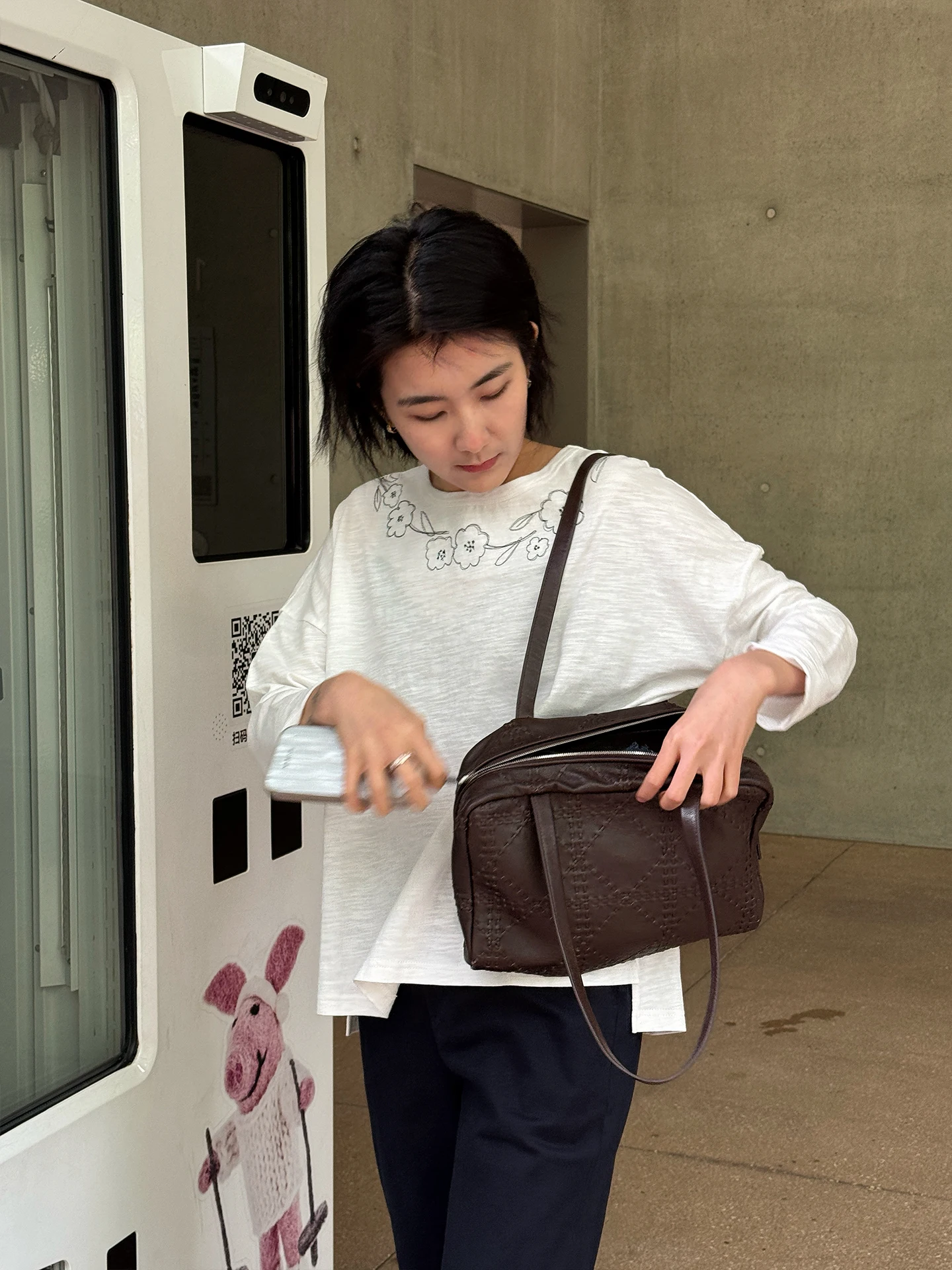 40代女性に合う通勤風の刺繍入りTシャツ：LANGQING TONGの長袖コットンモデル
