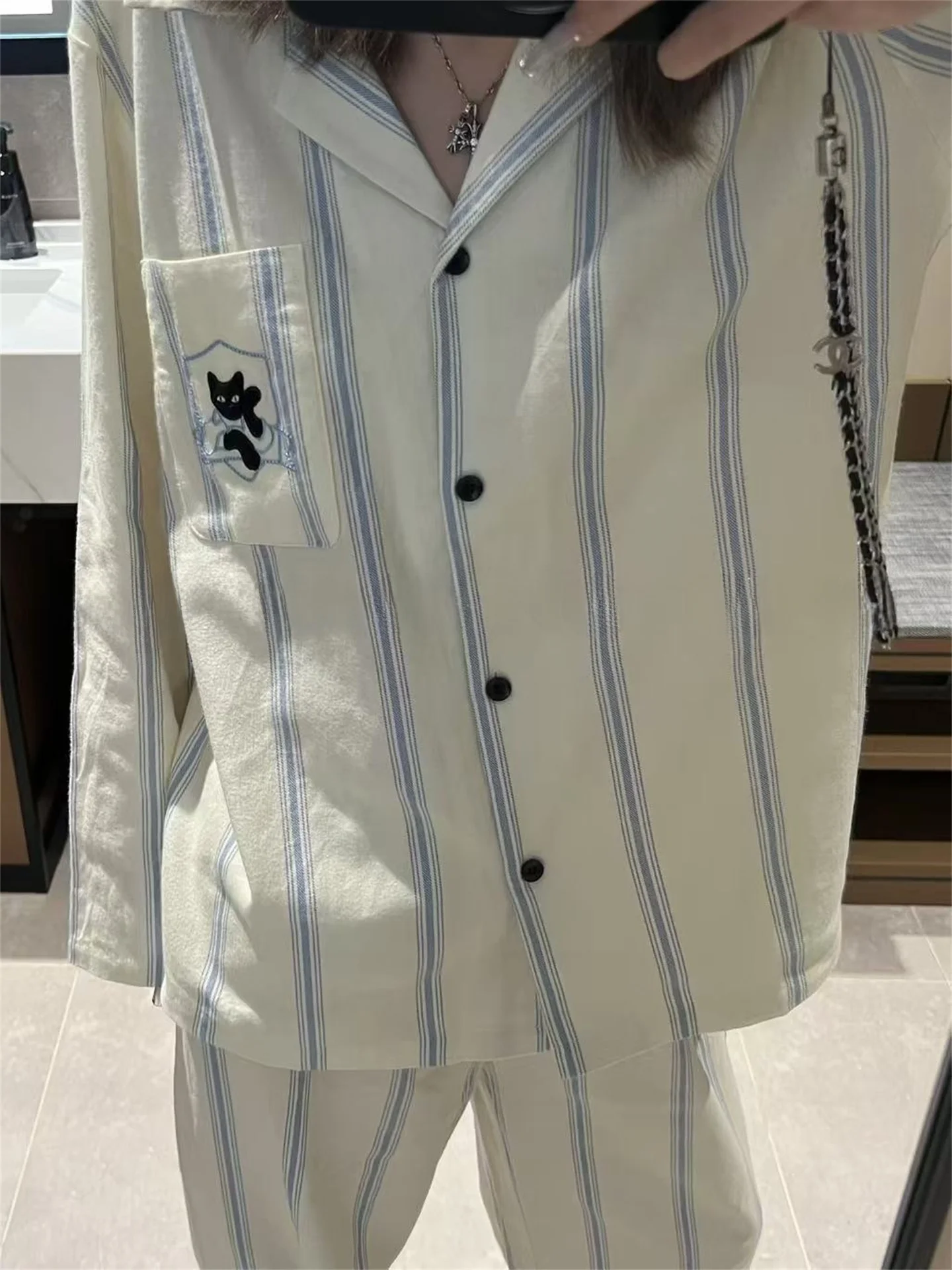 全棉素材の磨毛ストライプ柄ポケット刺繍付きカジュアルなルーズフィットパジャマ（セットアップ対応）