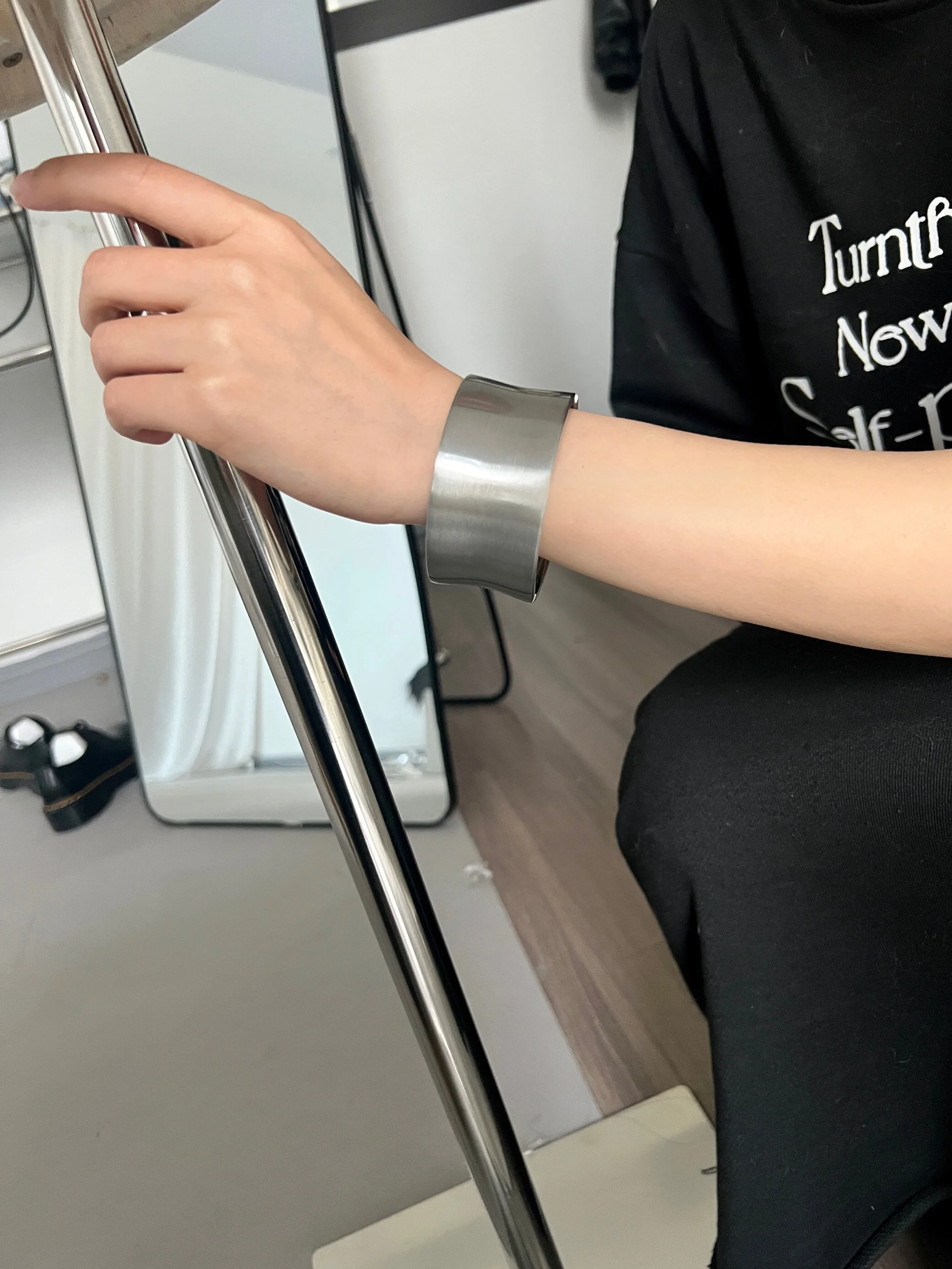 マットな質感のワイドバングル【小物デザイン・ビンテージ風・女性用】：手作りアクセサリーの実用性と価格帯を解説