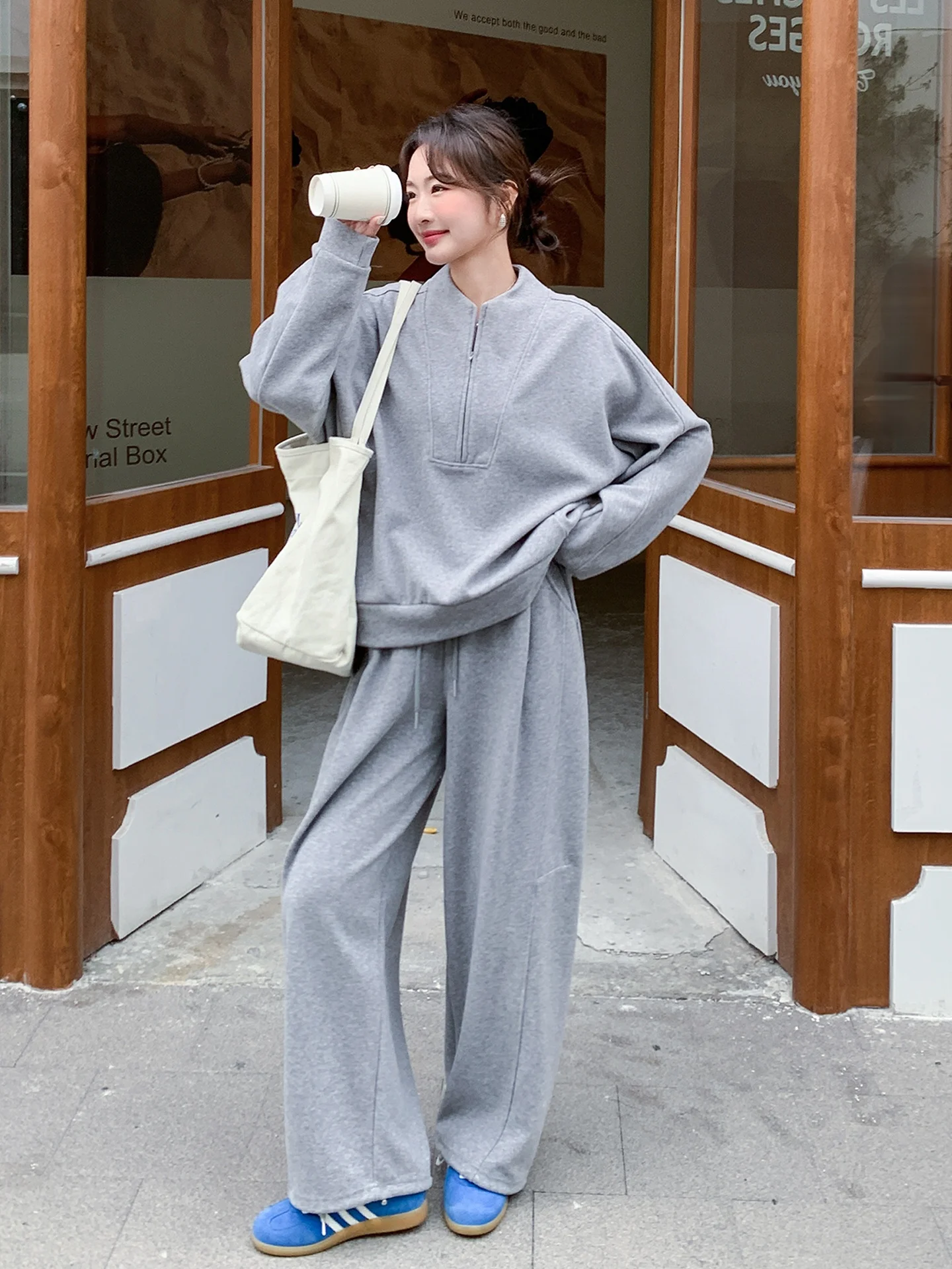 浅灰色ゆったりパーカーとワイドパンツセットアップ：春・秋のカジュアルスタイルに最適な2点セット