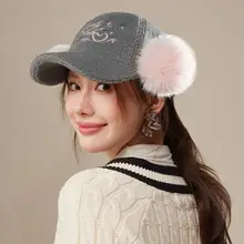 羊羔绒製の刺繍入り秋冬用キャップ【可愛いデザイン・ファー付き】
