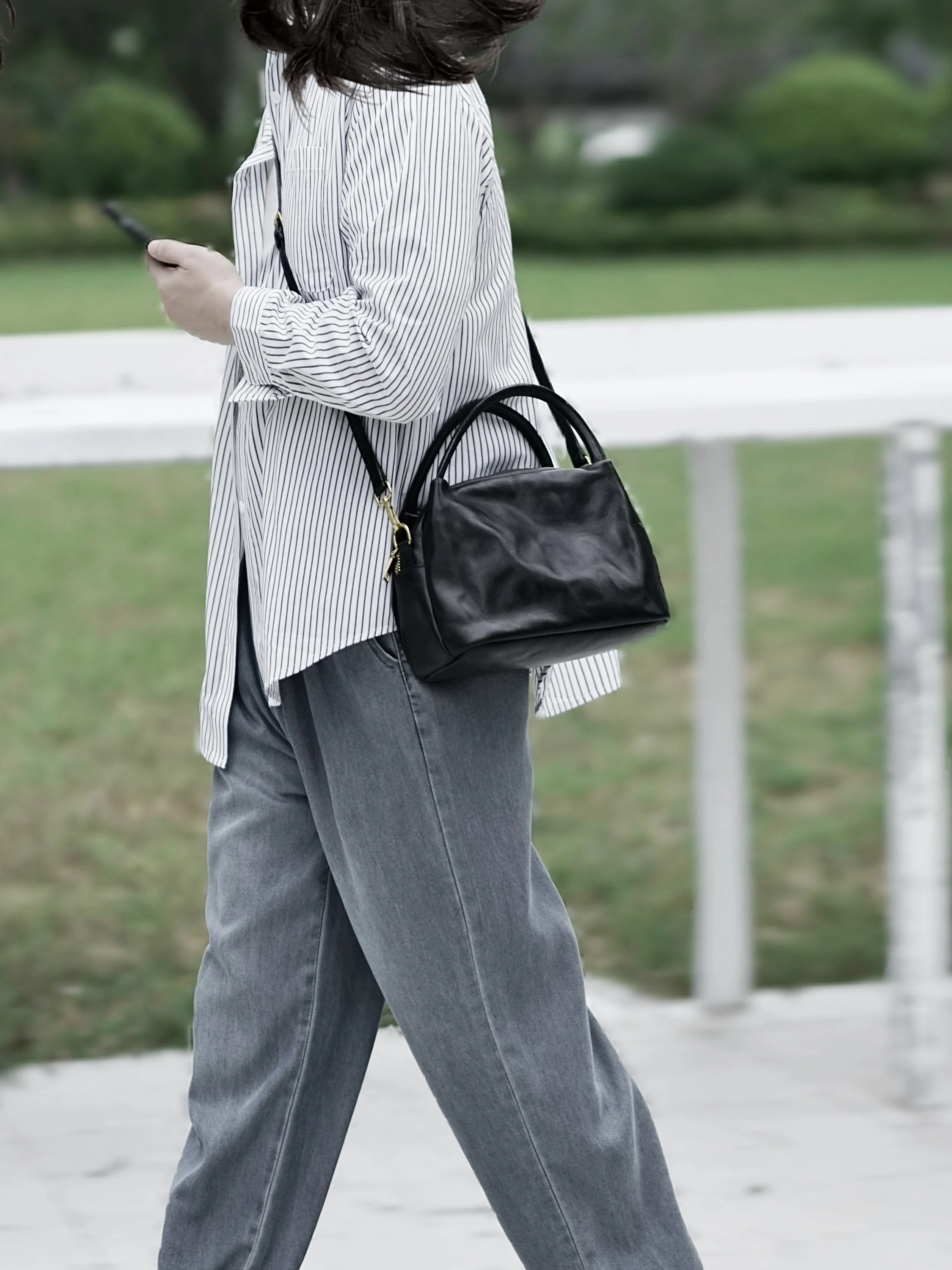 どんな服にも合うショルダーバッグは、実はこれひとつで解決できる？