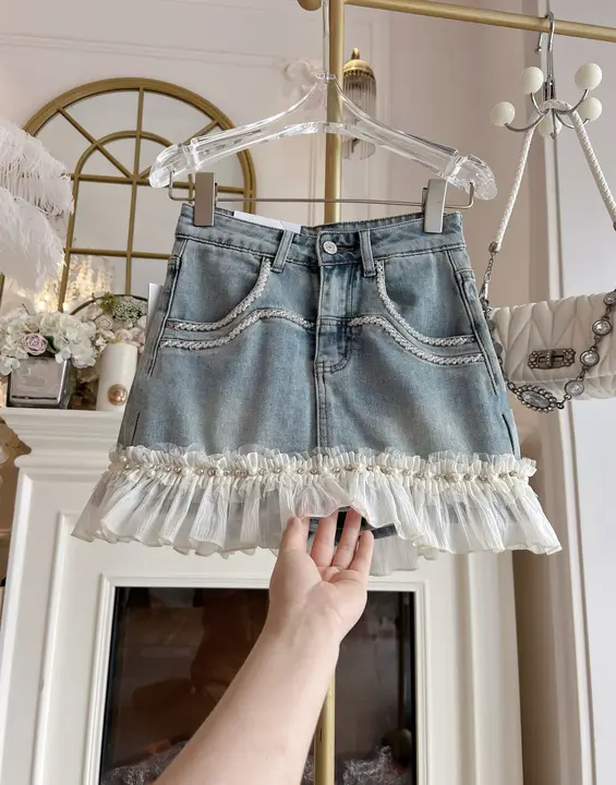 フリル付きデザインのデニムミニスカート【ストレッチ・ハイウエスト・魅力的なシルエット】