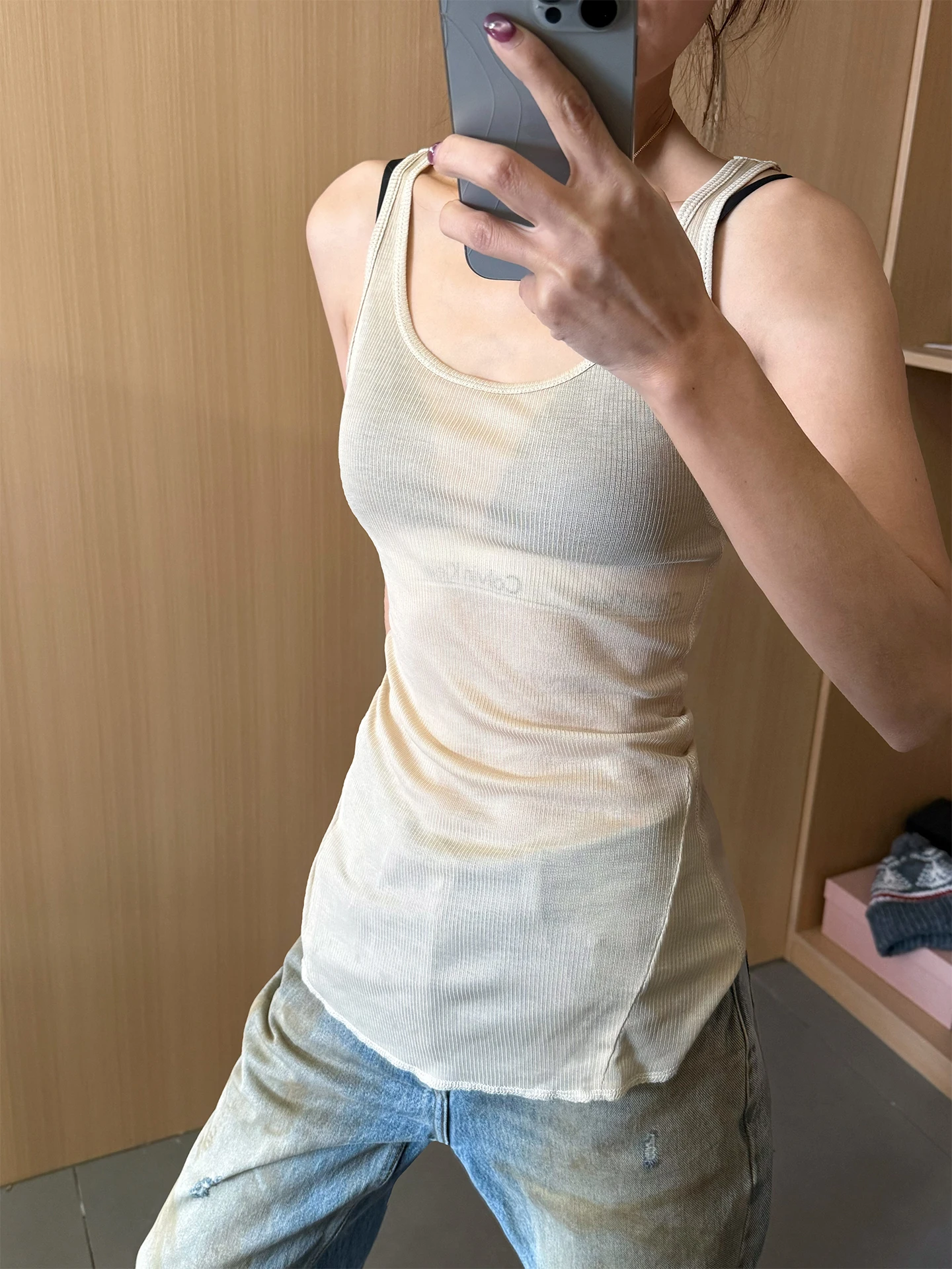 透けるタンクトップはなぜ気になる？その裏にあるファッションの本質とは