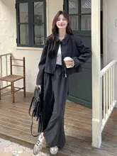 深い灰色のシンプルなジャケットとワイドパンツ【ラフスタイル・フラップカラー・ハイウエスト・秋用】（セットアップ対応）