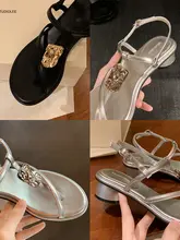 リゾートスタイルの細ストラップ付きビーチサンダル【金属バックル・太ヒール】
