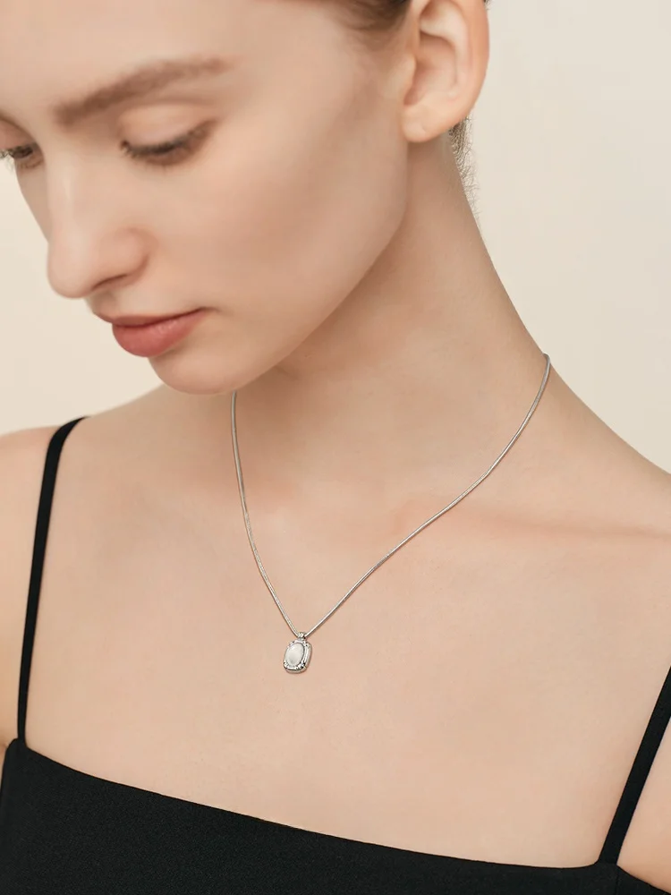 オーバルチェーンネックレス：Onchicの浮金ブラックオニキスペンダントが提供するデザインと実用性