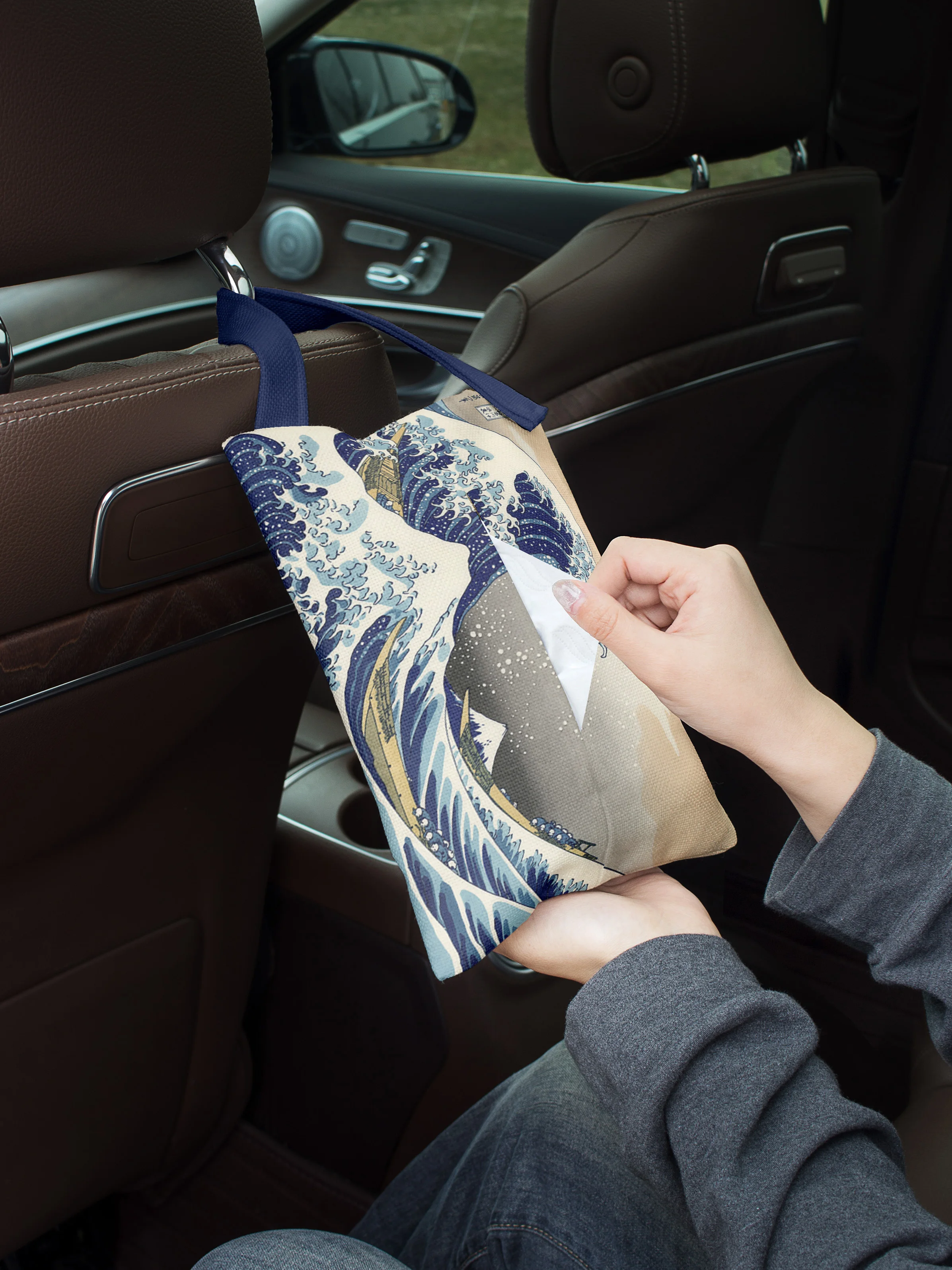 浮世絵デザイン 車載ティッシュボックス：和風美術の高級感を実現する吊り下げ式収納