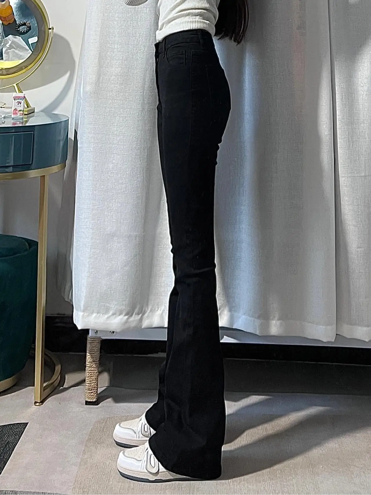 黒いフレアパンツで通勤も夜のデートも完璧にできる？その秘密はここに