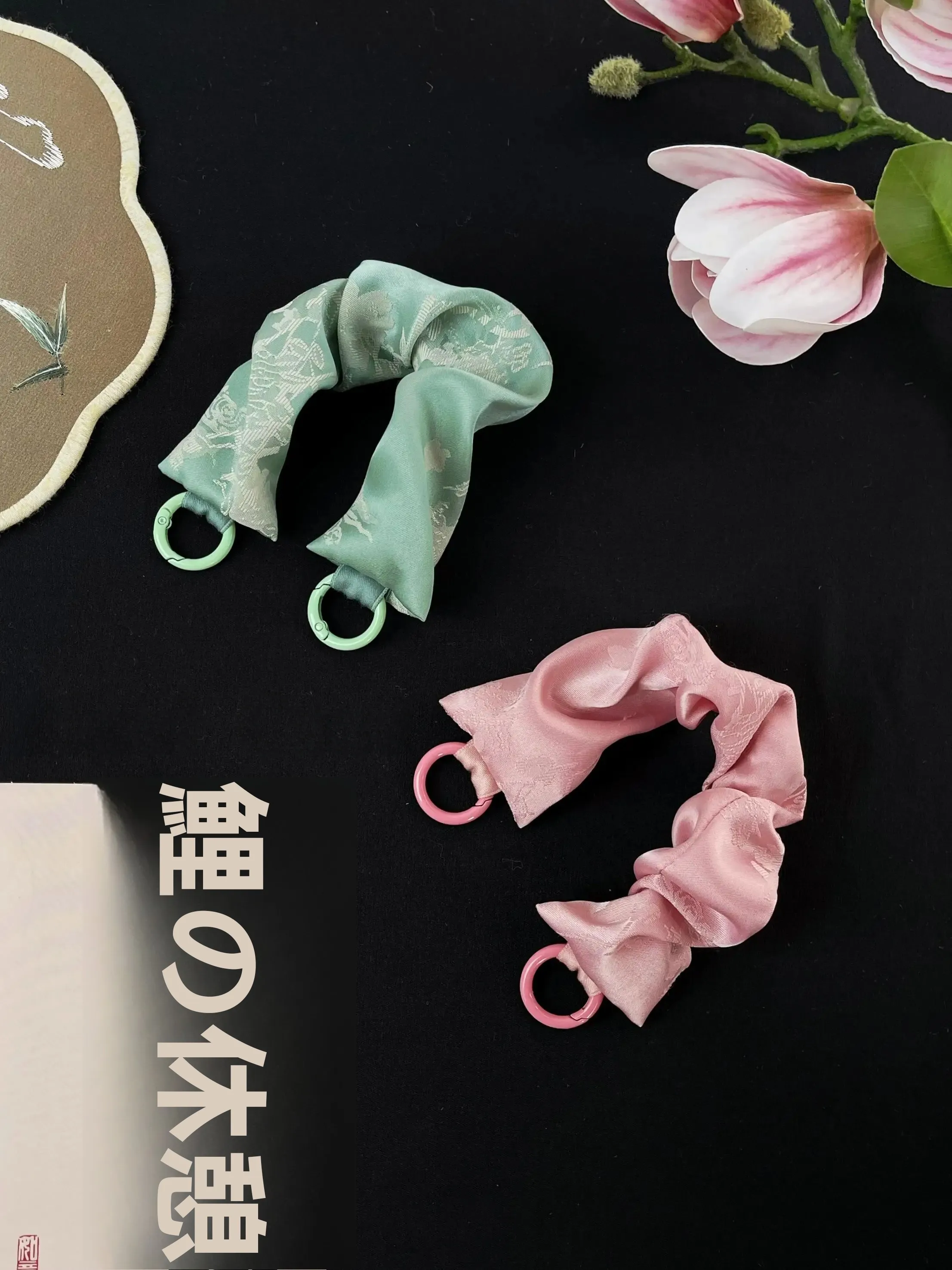 スマホカバー チェキはどう選ぶ？大人のファッションに溶け込む、アンティークなサテンハンドルケースの魅力とは