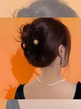 ブラックリボンとフェザーデザインのヘアクリップ【上品なスタイル・シュリンプクリップ】