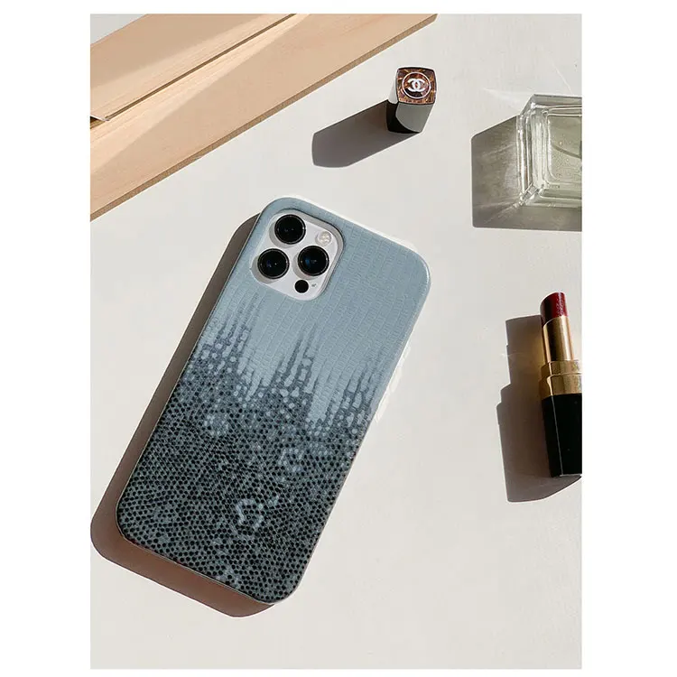 iPhone12 ショルダーケース おしゃれに選ぶべきは、本革のレトロ風デザイン？