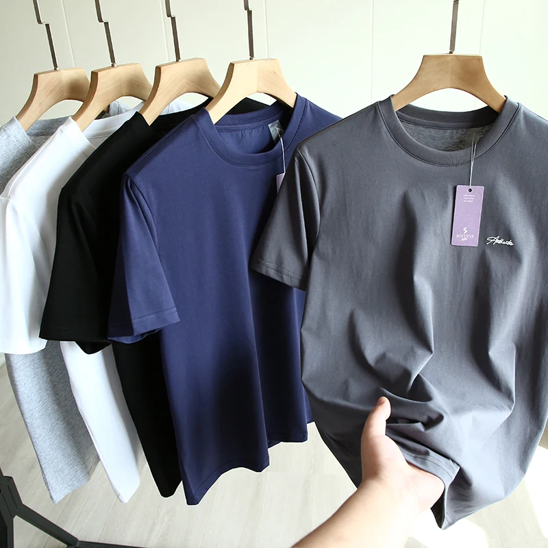 モード系メンズTシャツはどう選ぶ？清涼感とシンプルさが融合した1着が、夏のスタイルを変える
