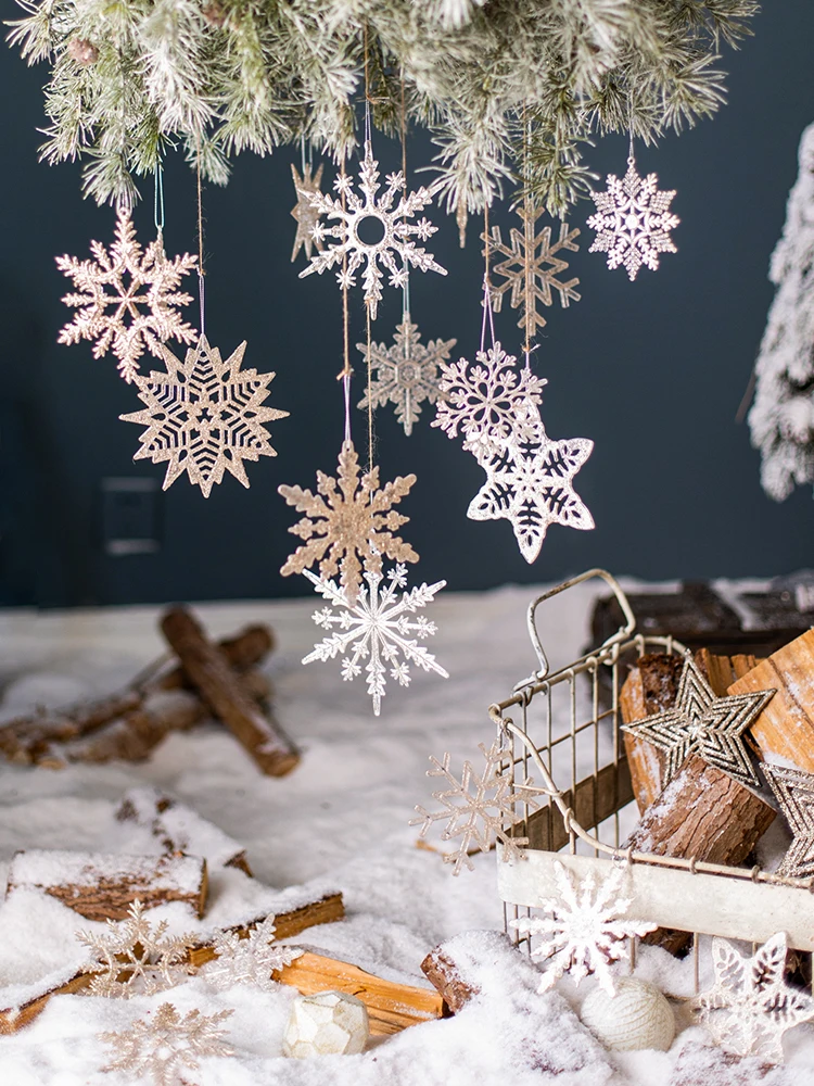 雪の結晶デコレーション：クリスマスツリーに最適な透明感とシーン設置の実用性