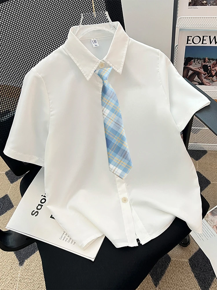 夏用短袖白シャツ：甜美学院风通勤穿搭的实用指南