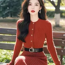 エレガントなデザインの長袖ニットワンピース【春秋用・スリムフィット・上品スタイル】（セットアップ対応）