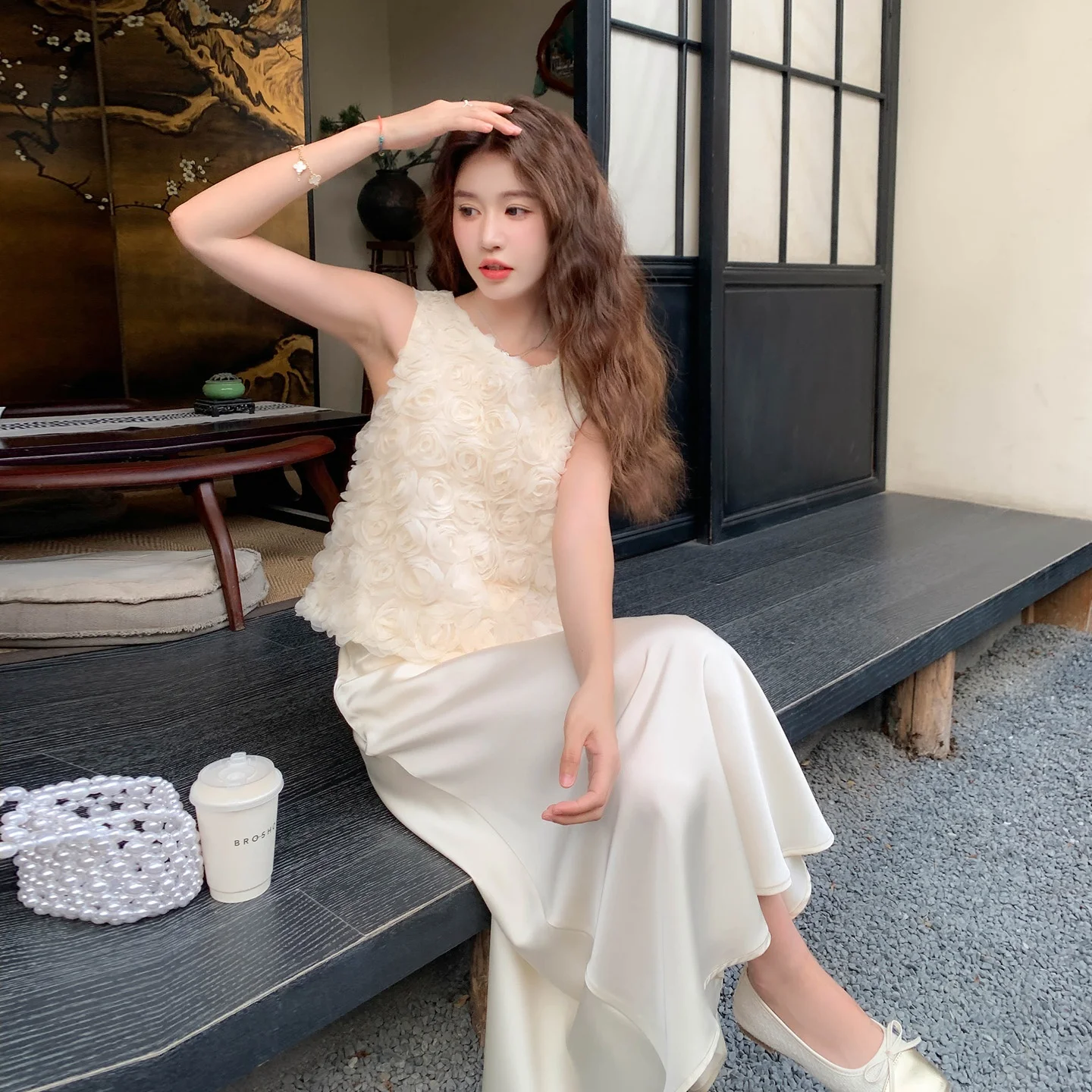 20代後半の夏に着るべき「立体花柄ノースリーブトップスとハイウエストスカート」は？