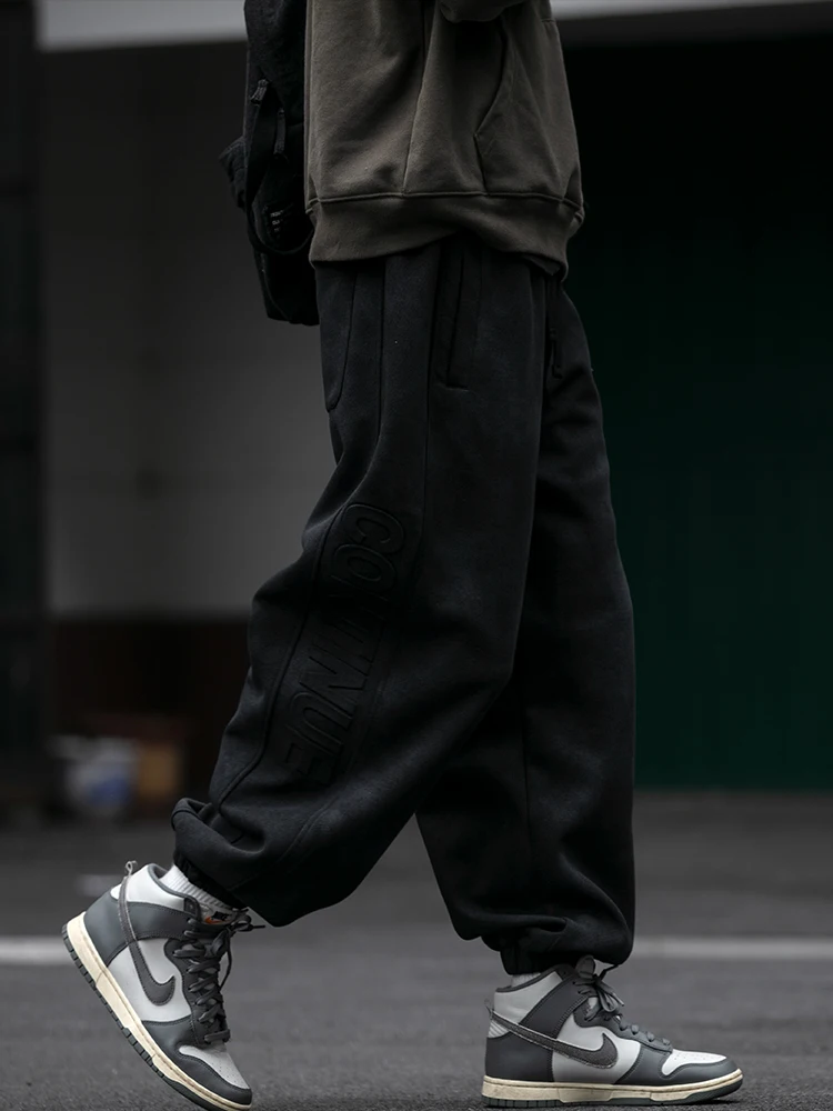 秋冬用ロゴプリントスウェットパンツ：ゆったりデザインと絞り口が日常に融合する