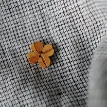 木製花模様の刻印ボタン【イギリス製・デザインボタン】