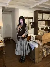 グレーのAラインミディスカート【高腰・フリルデザイン】