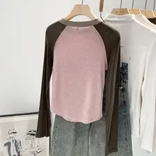 肌触りの良いピンクのコントラストバイカラーの肩落ちデザインのトップス【スリムフィット・秋用】