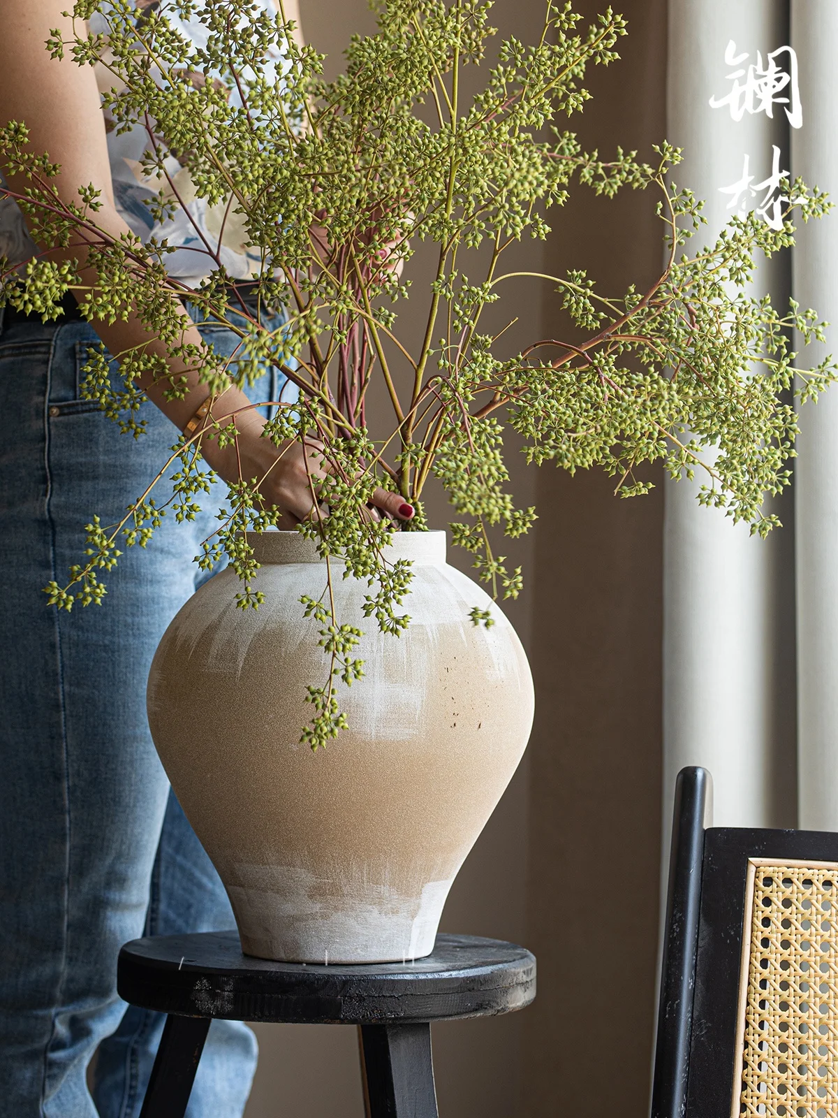 手描きの粗陶花瓶：新中式景徳鎮製で茶室インテリアを実現