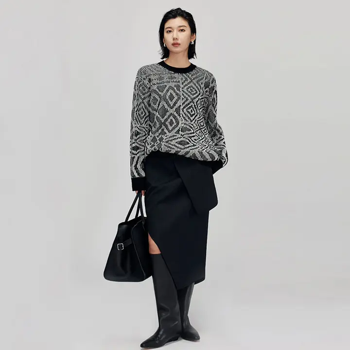 花柄デザインのゆったりラウンドネックセーター【カジュアル・冬用】