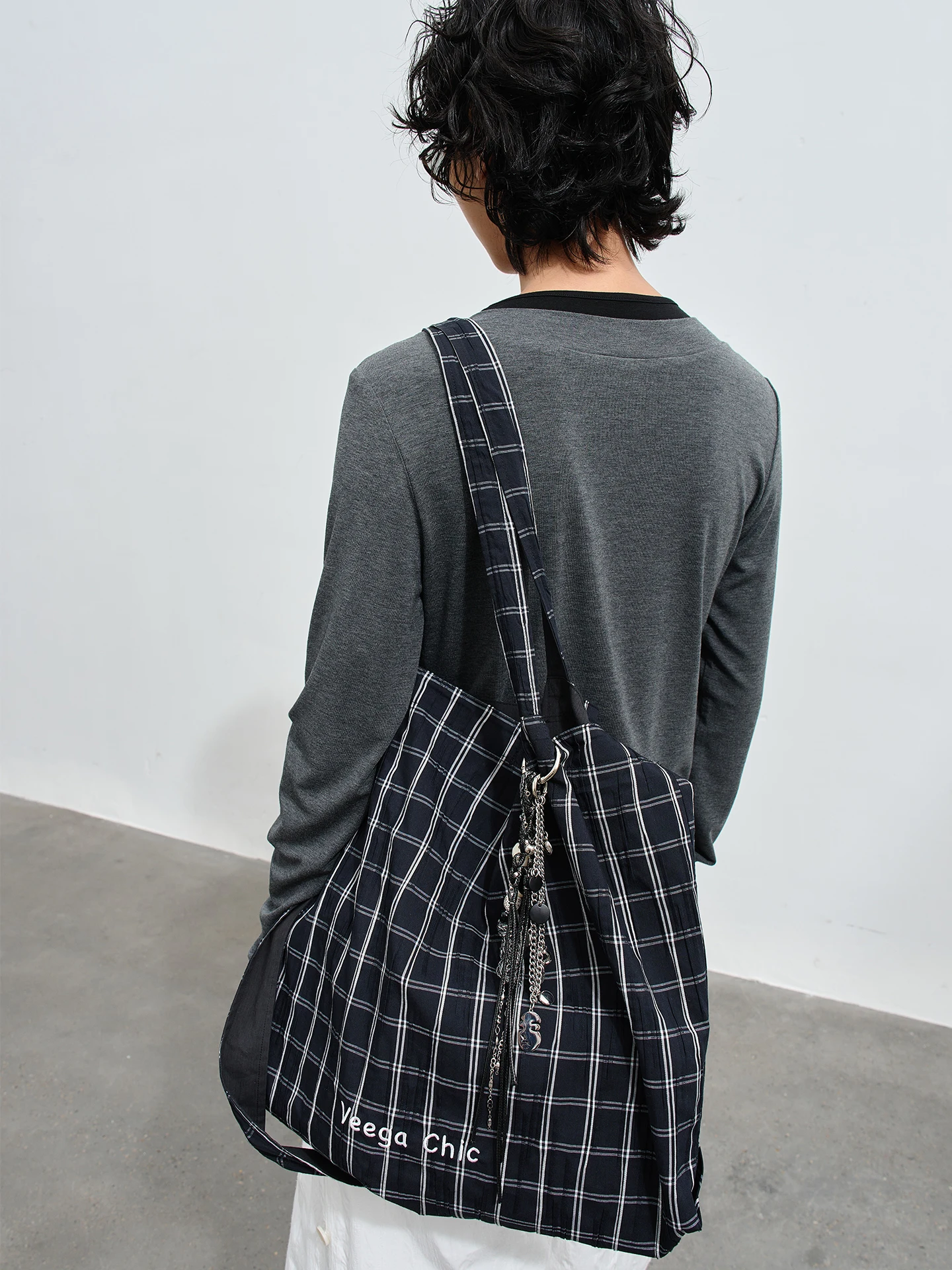 ハンドメイド 黒白編み込み素材のパース用チャーム：ユニセックス・多用途の実用性と価格帯を解説